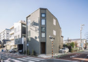 小さな角地に空をそそぐ家